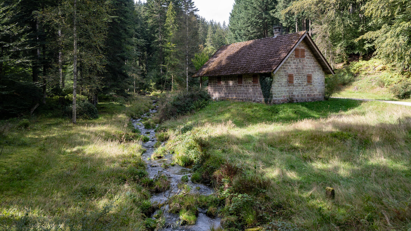 die Rotwasserhütte am Bachlauf des Brotenaubach