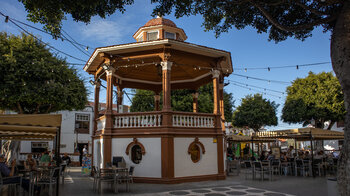 reges Treiben in der Bar auf der Plaza de la Luz in Los Silos