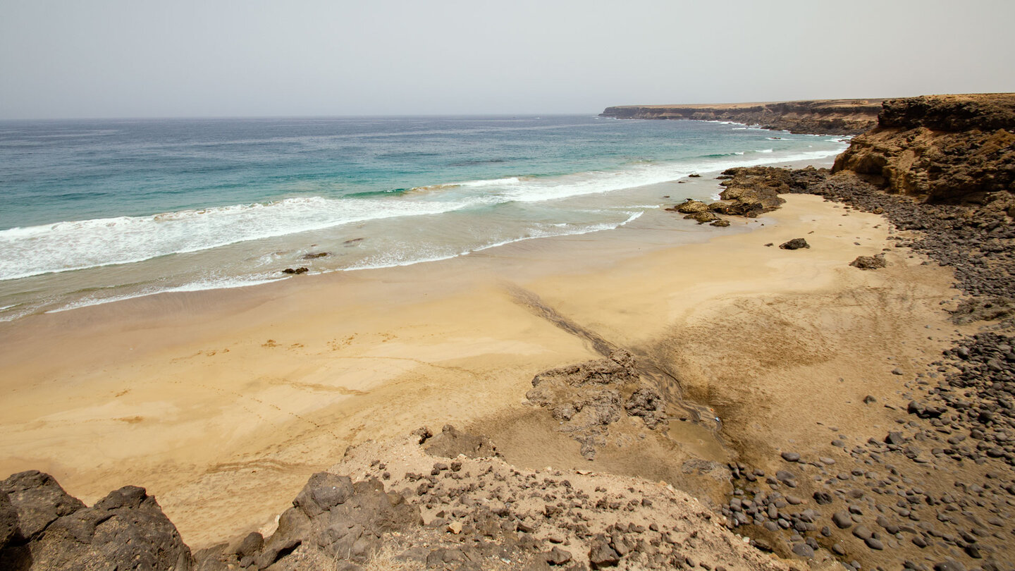 versickernder Wasserlauf am Schluchtausgang des Barranco de Tebeto zum Strand