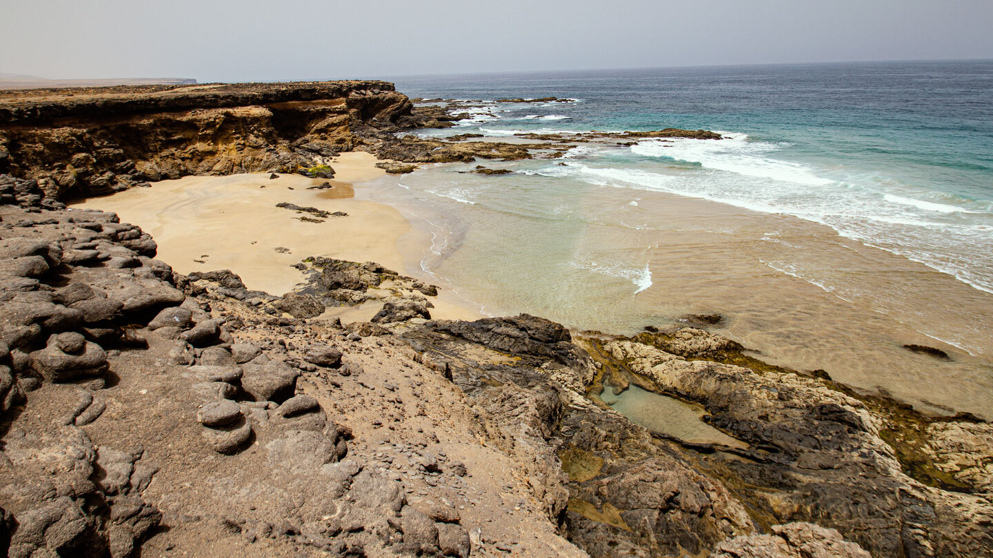 der von Felsklippen umrahmte Strand Playa de la Mujer