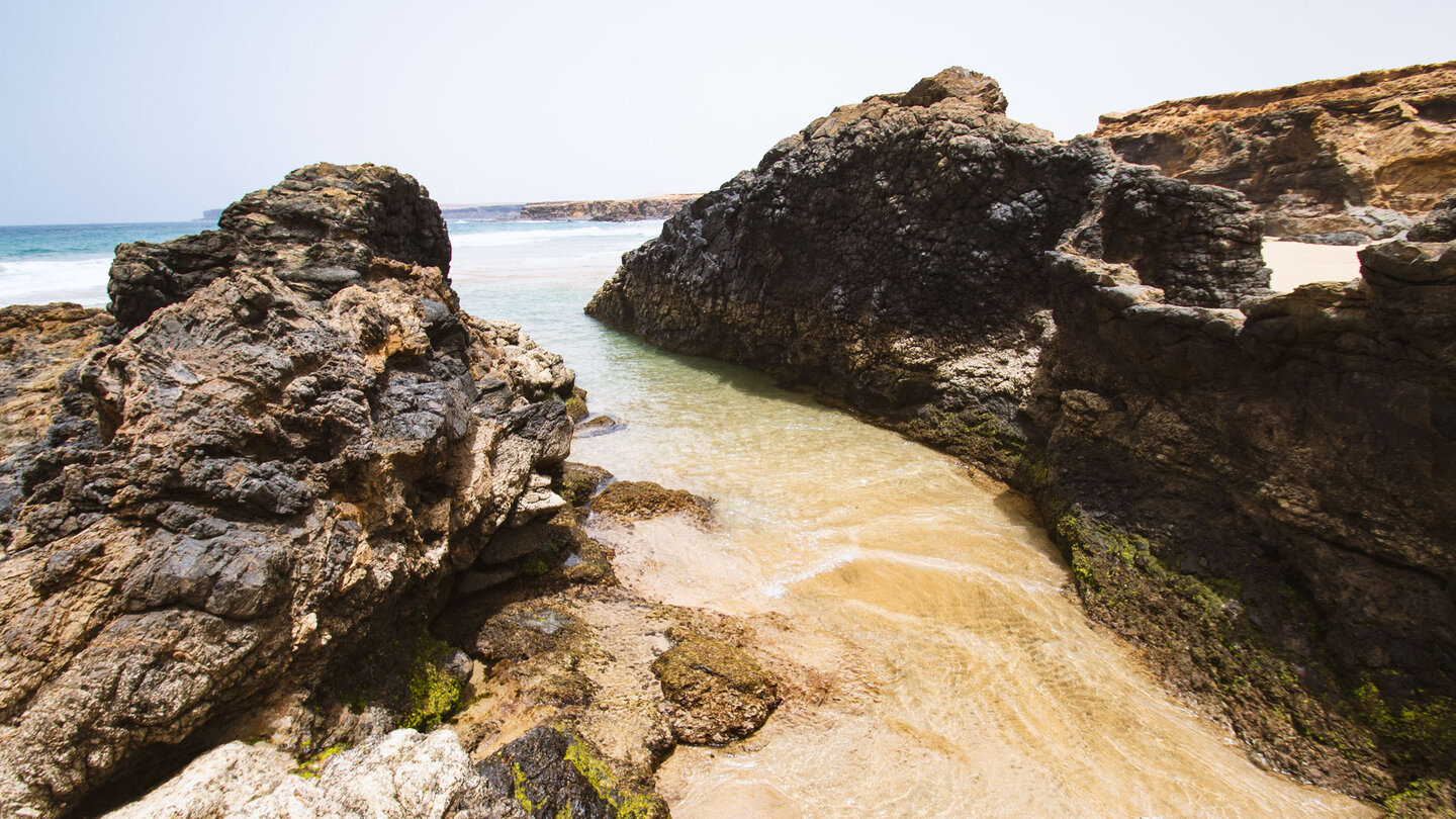 die eindrucksvollen Basaltformationen der Playa de la Mujer sind bei Ebbe gut sichtbarbr