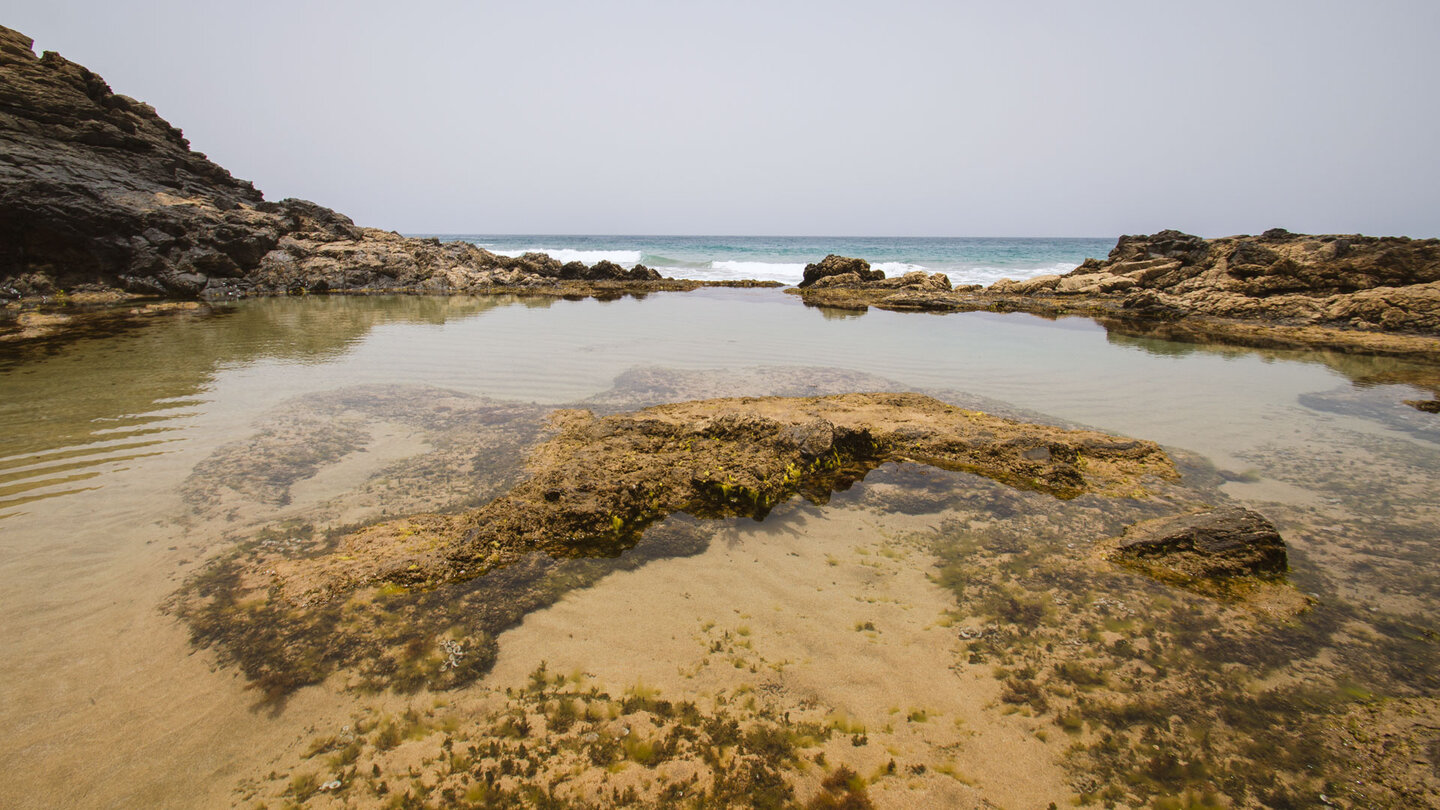 kristallklares Wasser im Meerwasserpool an der Playa de la Mujer