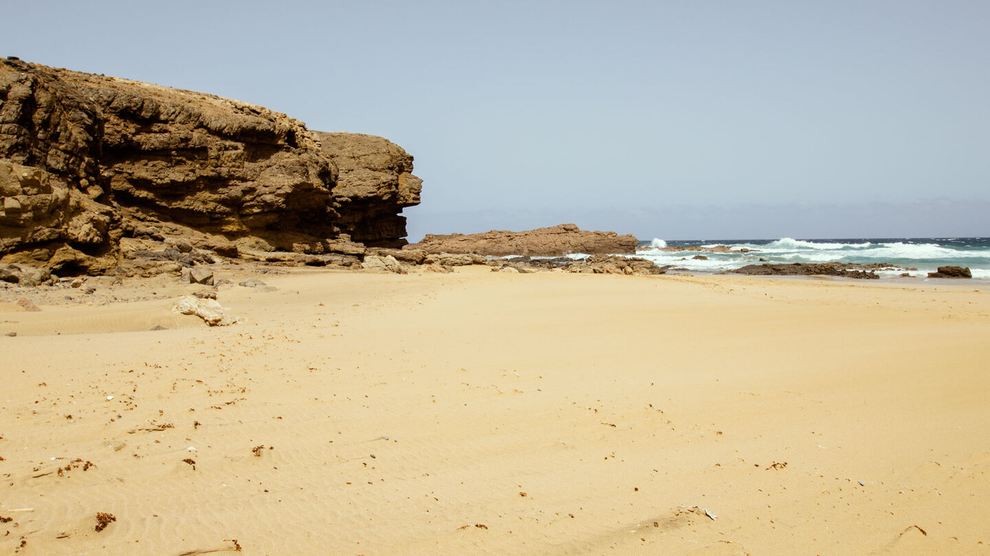 der Strand Playa de Jarugo wird von Felsklippen begrenzt