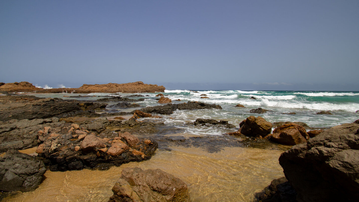 felsiger Abschnitt am Jarugo-Strand