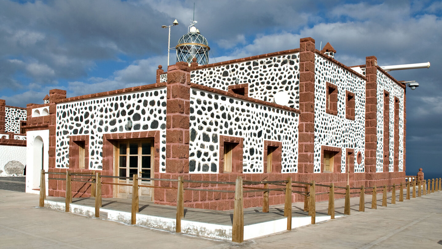 Fassade des Faro de la Entallada mit Lavasteinen - Fuerteventura