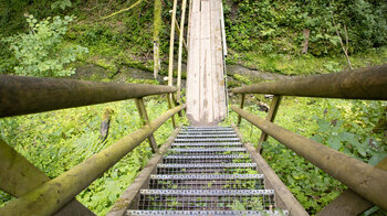 Querung der Engeschlucht über Treppen und Stege