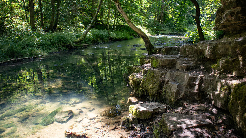 Wandern entlang der Muschelkalkfelsen in der Gauchachschlucht