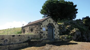 die Ermita de la Caridad befindet sich gleich am Aussichtspunkt Mirador de Jinama