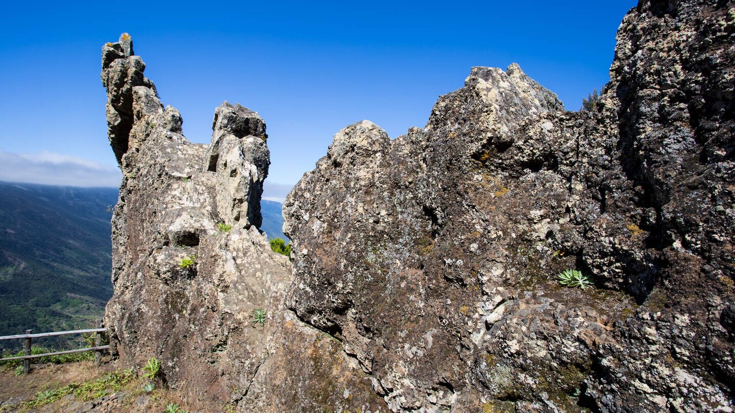 nach den ersten Metern des Camino de Jinama passiert man einen imposanten vulkanischen Dyke