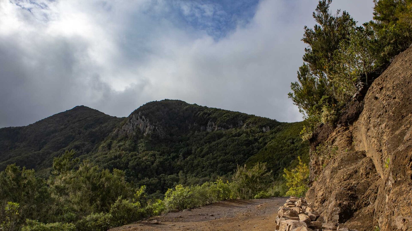 Wanderweg entlang der breiten Pista Monte del Agua