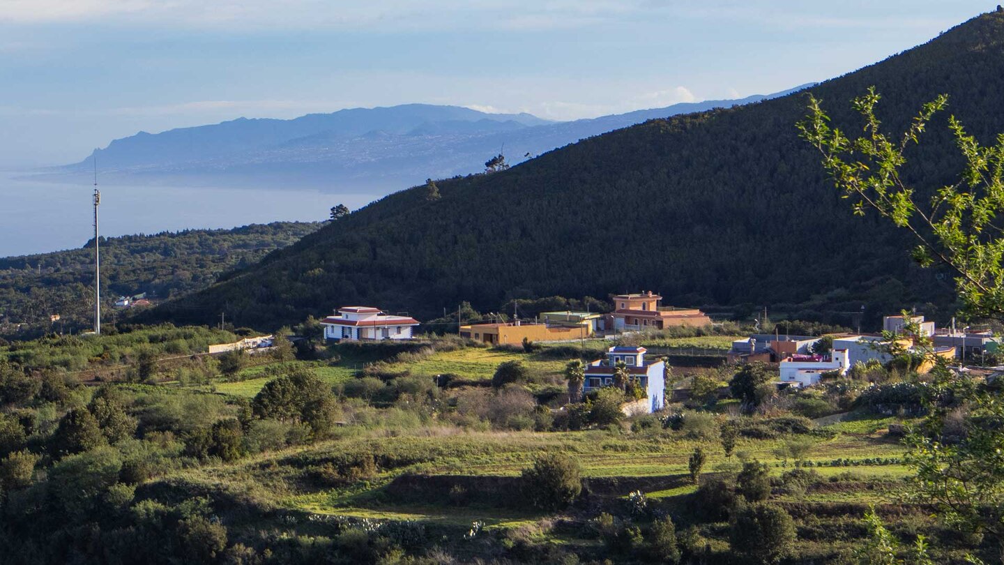 Ausblick über Erjos mit der Nordküste Teneriffas im Hintergrund