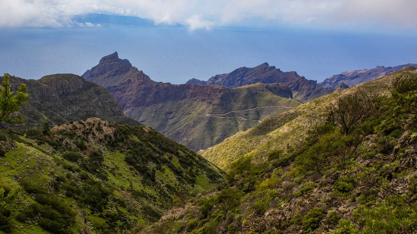 Ausblick über die Masca-Schlucht auf den markanten Roque de la Fortaleza mit La Gomera