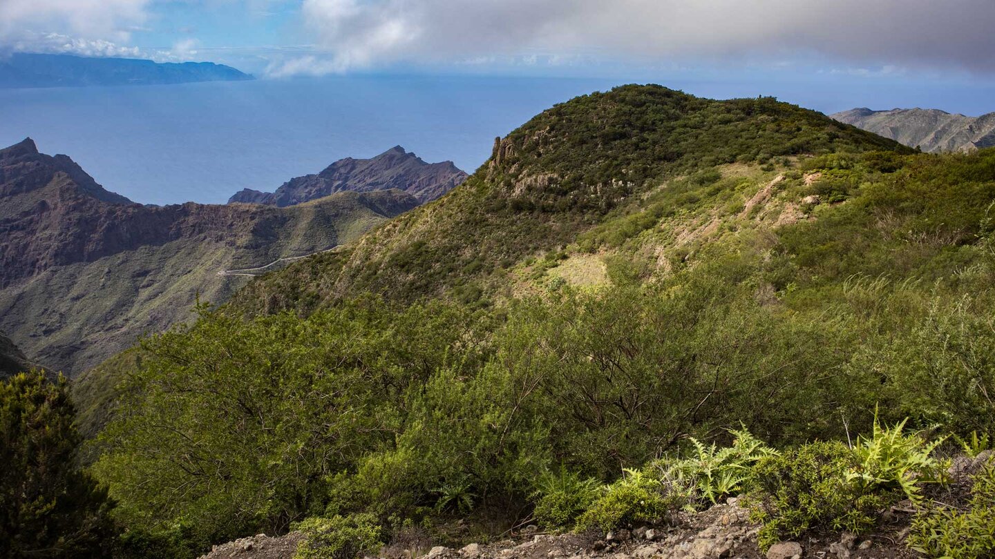 Blick über die zerklüfteten Berge des Teno-Gebirge bis zur Nachbarinsel La Gomera