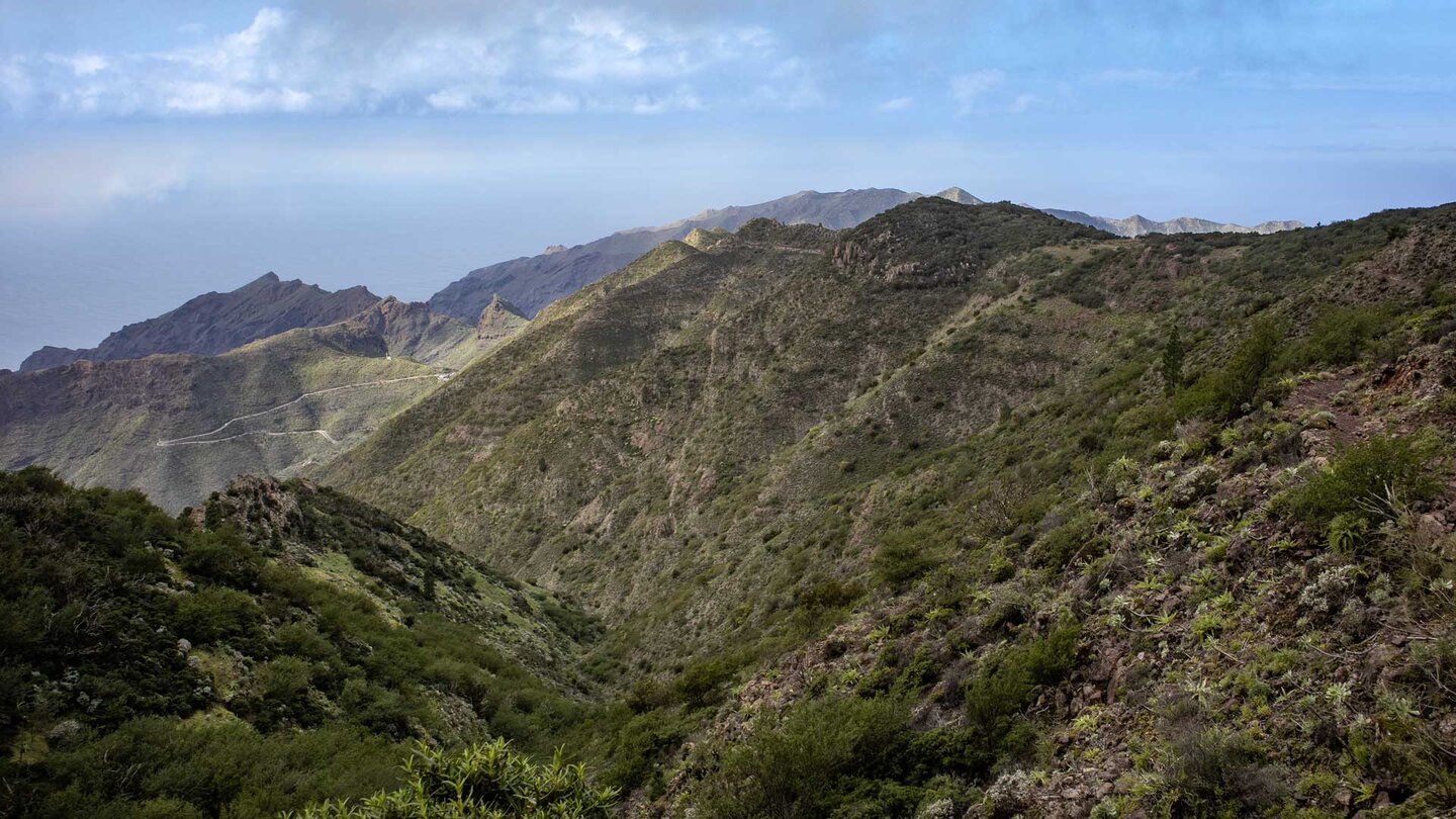 Blick über die Schluchten und Berge des Teno-Gebirge unterhalb des Cruz de Gala