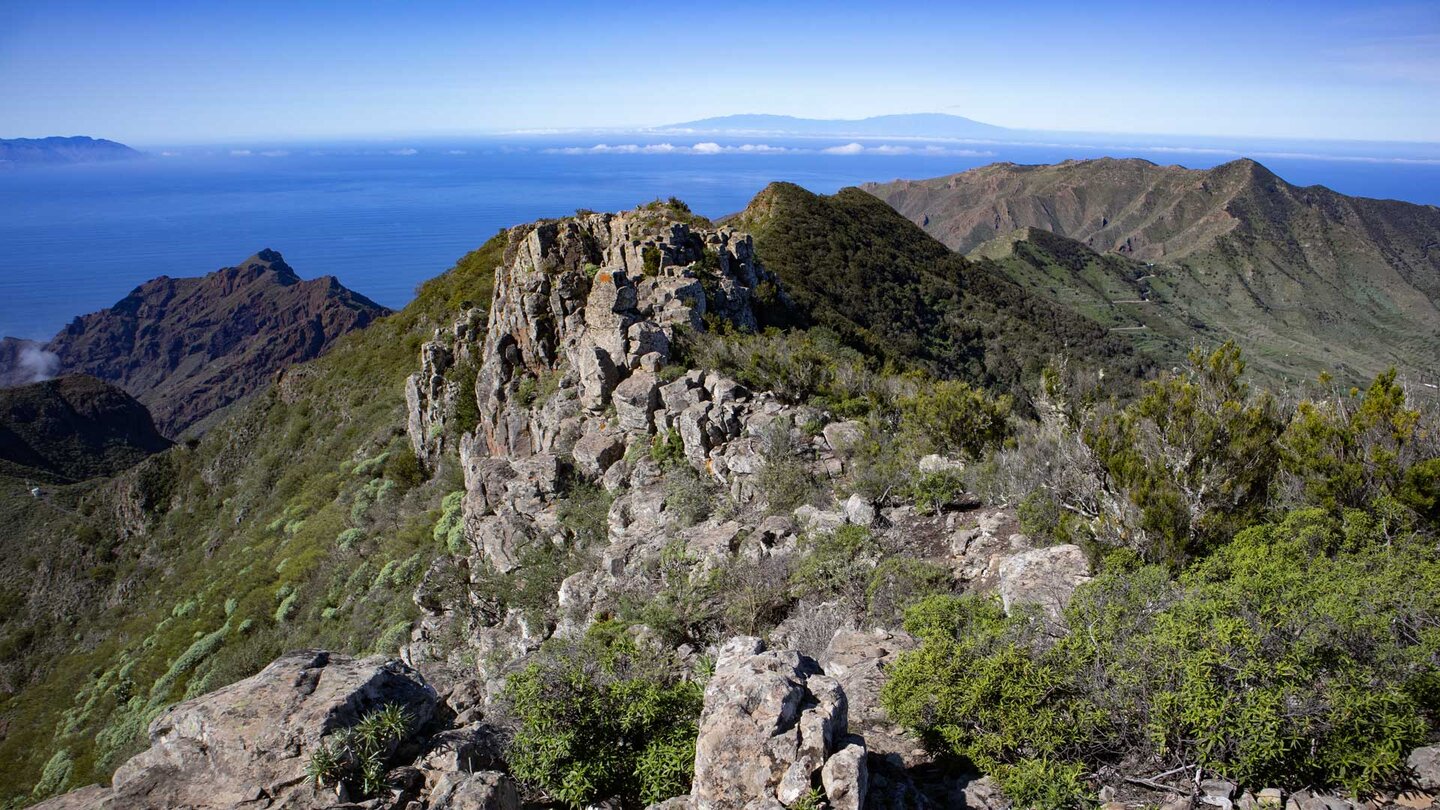 sensationelle Blicke auf die Nachbarinseln La Palma und La Gomera während der Wanderung