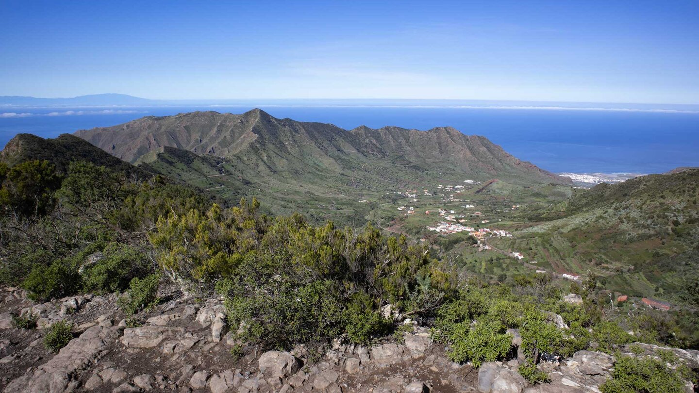 Blick auf das Bergmassiv von Teno Alto hinter dem Valle de El Palmar