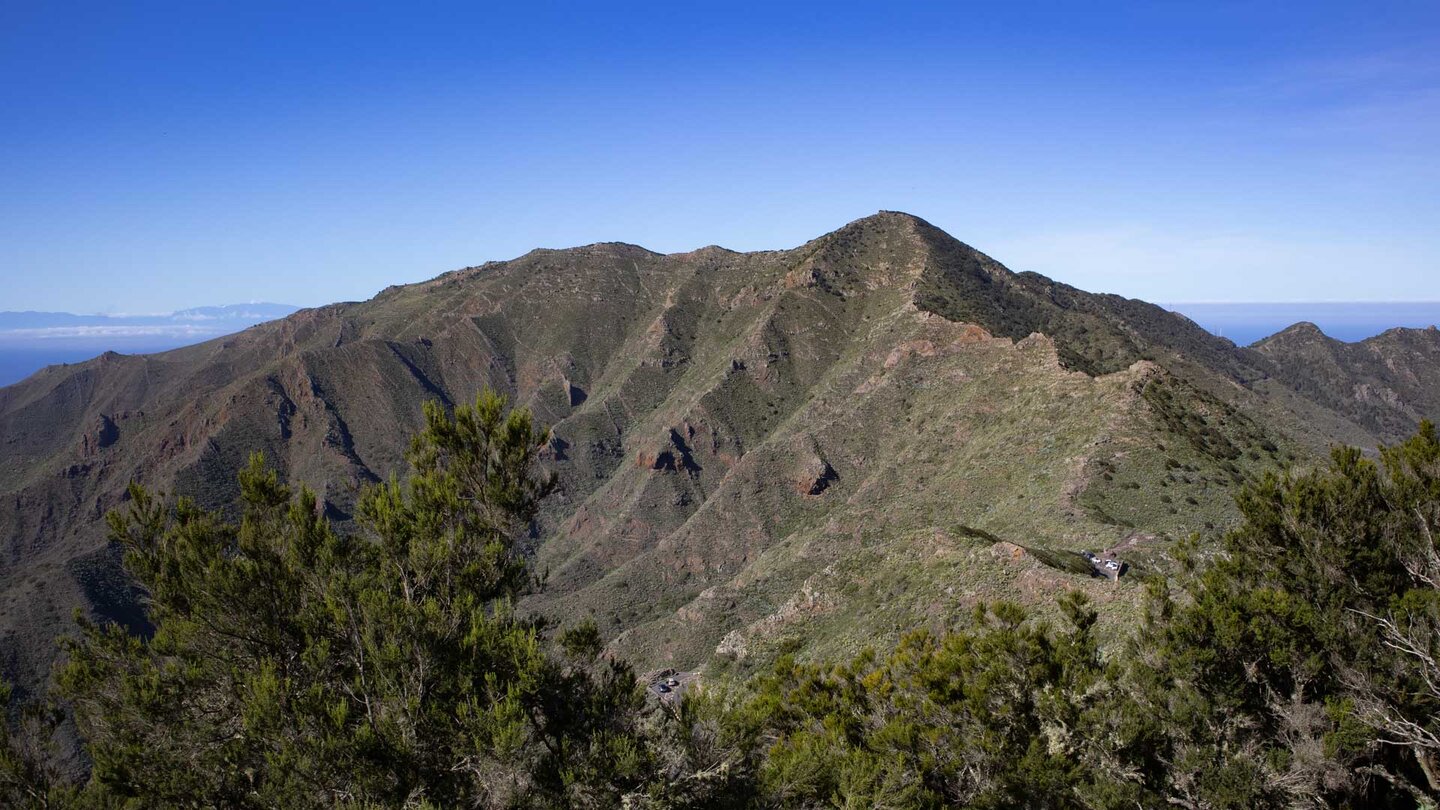 Ausblick auf den Berggrat des Baracán mit dem Mirador de Baracán im Vordergrund