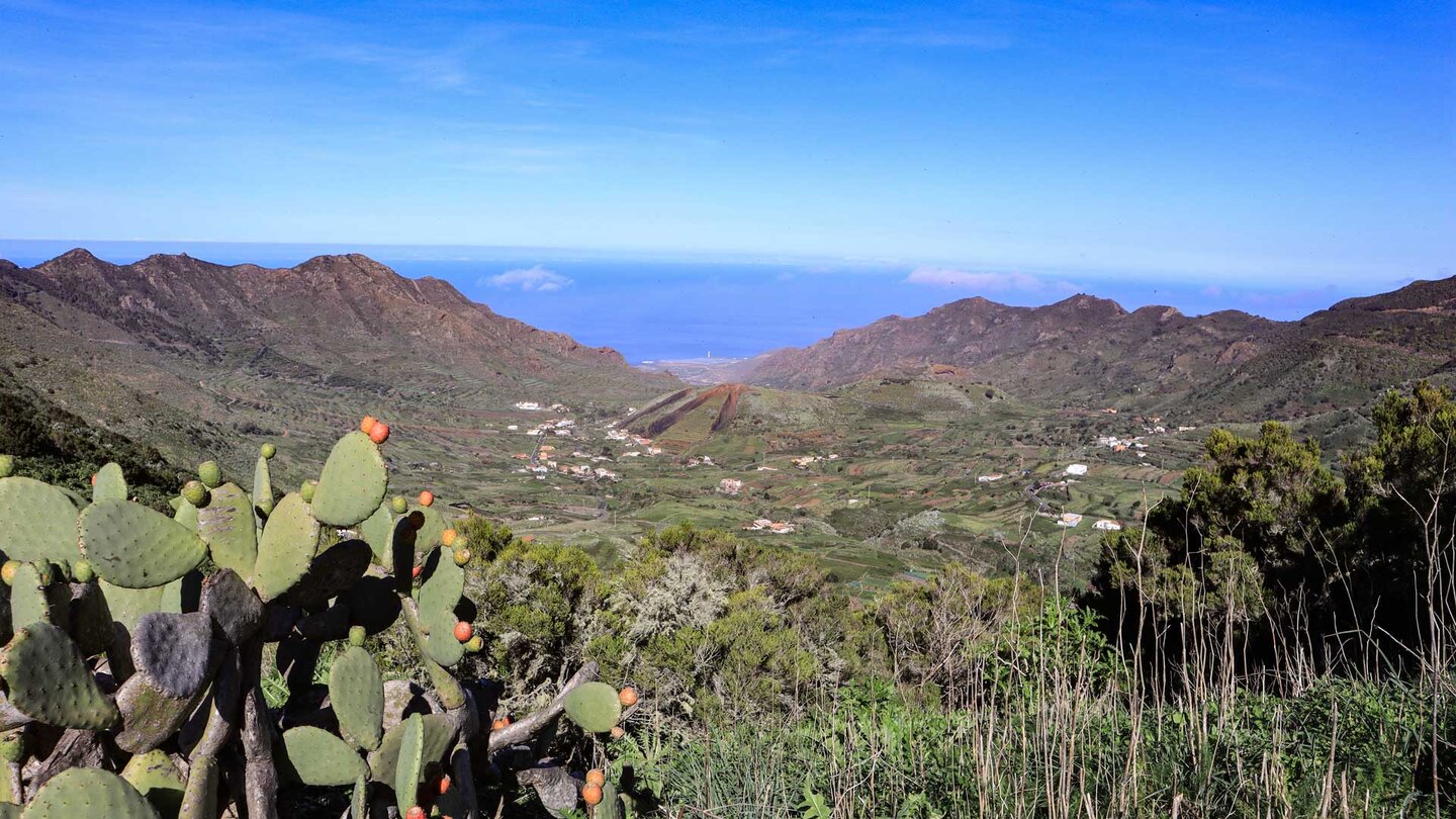 das Tal von El Palmar mit dem Montaña El Palmar und dem Küstenort Buenavista del Norte