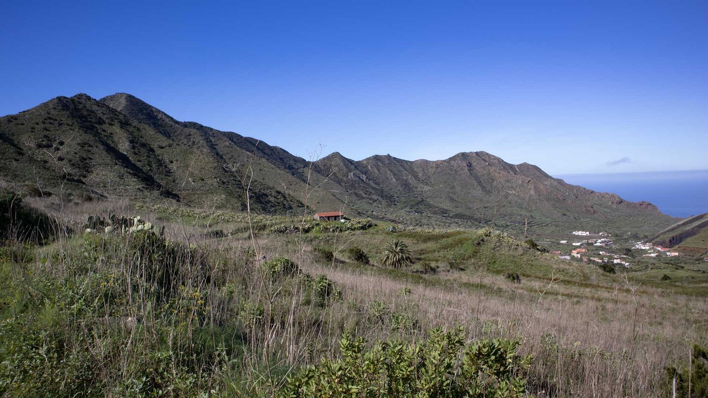 das Örtchen El Palmar vor den Cumbres de Baracán