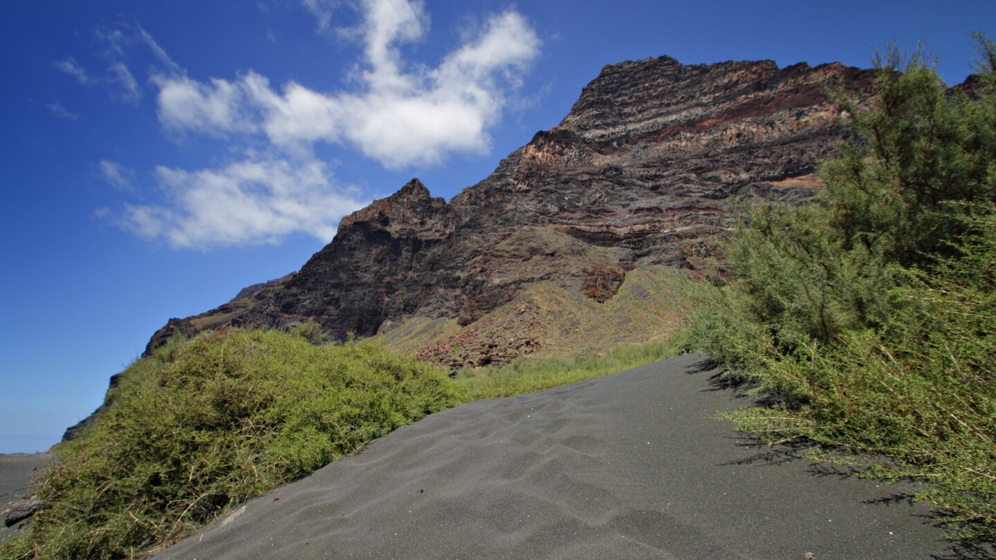 schwarzer Sandweg zum Strand Playa del Inglés auf La Gomera