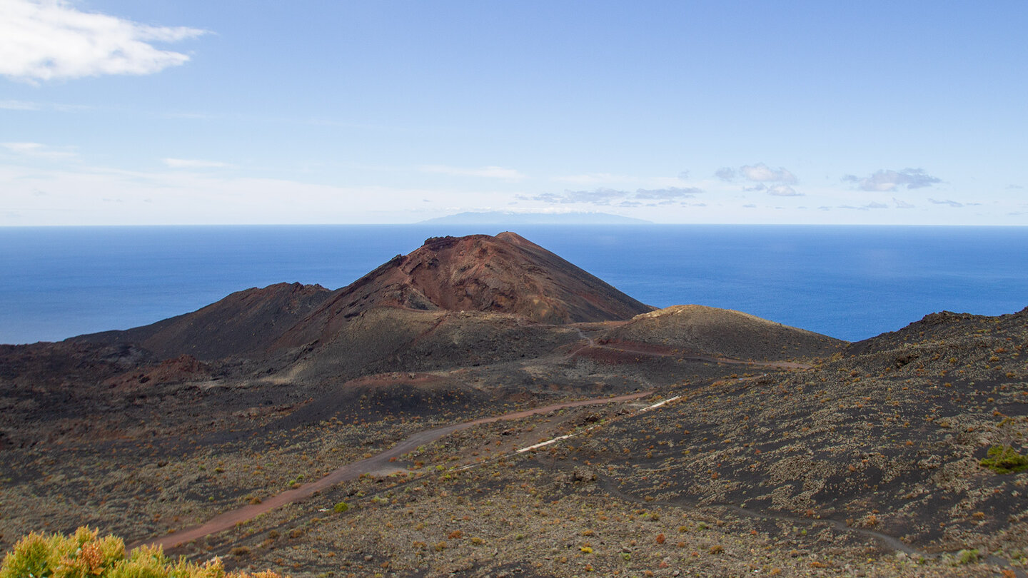 der Volcán Teneguía auf La Palma mit der Insel L Gomera im Hintergrund