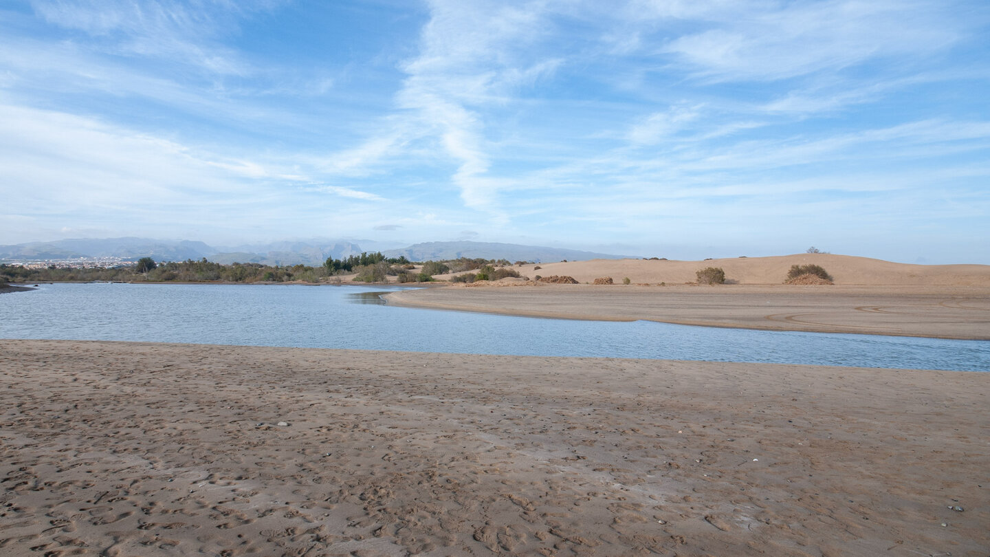 der Charco de Maspalomas auf Gran Canaria grenzt die Dünen von Maspalomas im Westen ein