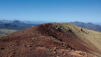 Blick entlang des Kraters des Montaña Colorada auf den Naturpark Los Volcanes