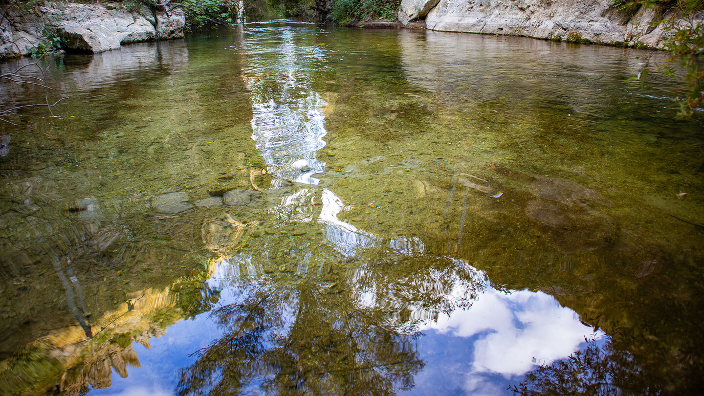 Spiegelung im Gewässer des Río Castril