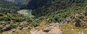 Blick über die Felslandschaft des Hohneck auf den Lac du Schiessrothried