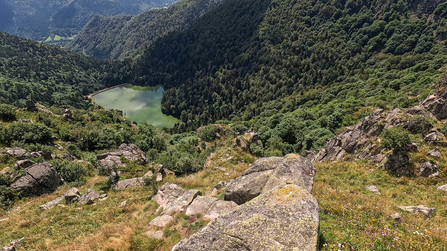 Blick über die Felslandschaft des Hohneck auf den Lac du Schiessrothried