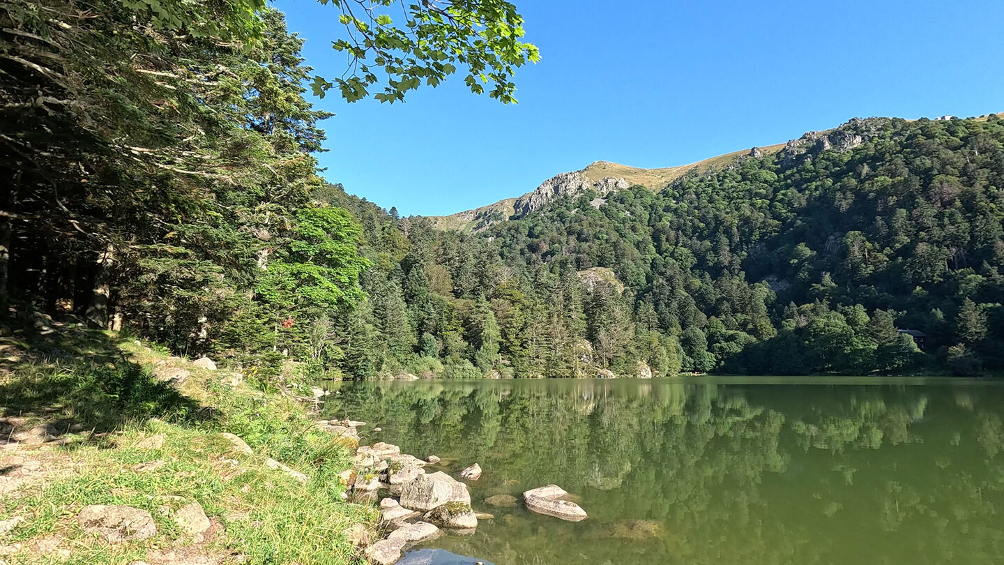 der Lac du Schiessrothried vor den Felsformationen des Le Hohneck