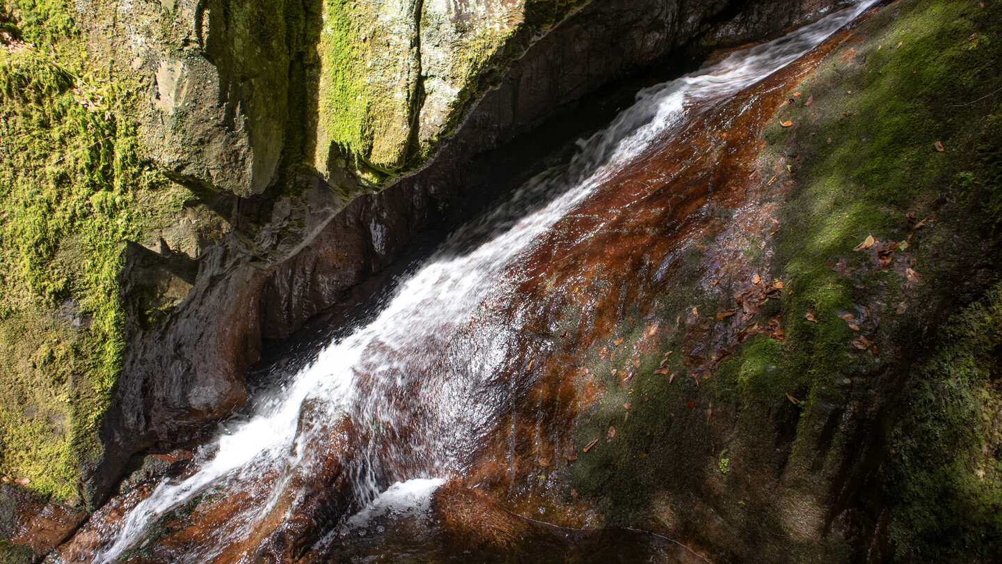 Wasserfall in einem Felsspalt beim Edelfrauengrab