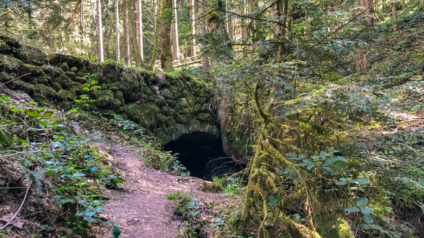 Wanderweg an der romantischen Brücke über den Gottschlägbach