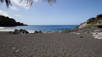 Blick über den schwarzen Sand zum Atlantik an der Playa de Charco Verde