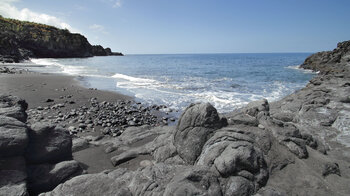 Blick entlang des Strands Playa de Charco Verde auf La Palma