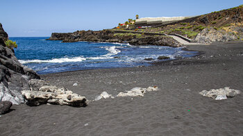 Blick entlang des schwarzen Sandstrands der Playa de Charco Verde