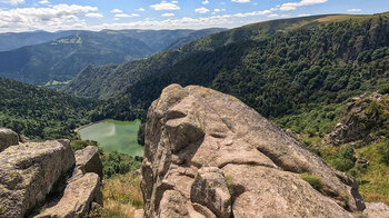 der Lac du Schiessrothried zwischen Felsformationen