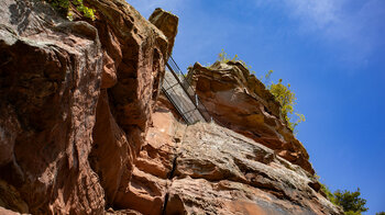 Metallbrücken ermöglichen die Besichtigung der Burgruine Falkenstein