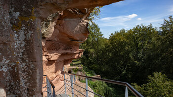 Treppen und Metallbrücken führen durch die Burg