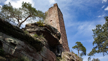 der weithin sichtbare markante Turm der Burgruine Waldeck