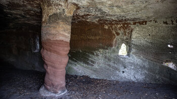 Sandsteinsäule in der Burg Waldeck