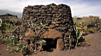 Reste eines traditionellen Gemäuers im Ecomuseo de Guinea auf El Hierro