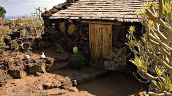 der inseltypische Baustil der Häuser aus groben Steinblöcken und Roggenstrohdächern im Ecomuseo de Guinea auf El Hierro