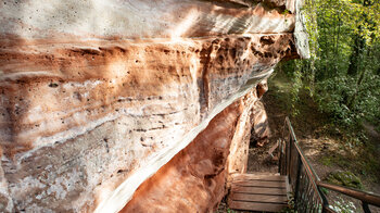 eine Treppe führt auf die Burgruine Ramstein