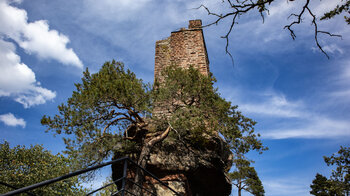 der weithin sichtbare Turm des Château de Waldeck