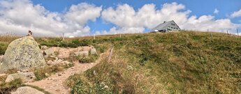 Wanderweg zum Restaurant du Sommet du Hohneck auf dem Gipfel