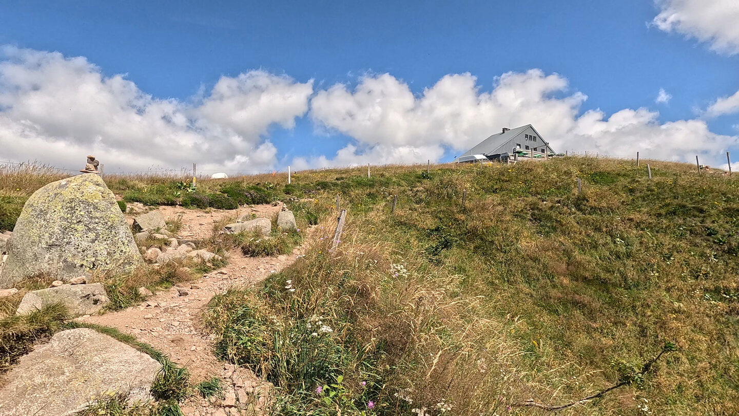 Wanderweg zum Restaurant du Sommet du Hohneck auf dem Gipfel