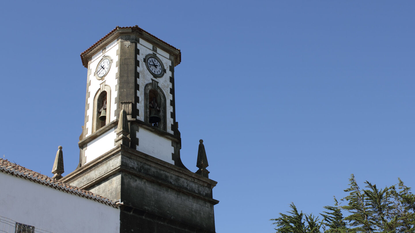 der Glockenturm der Iglesia Parroquial de San Blas in Mazo