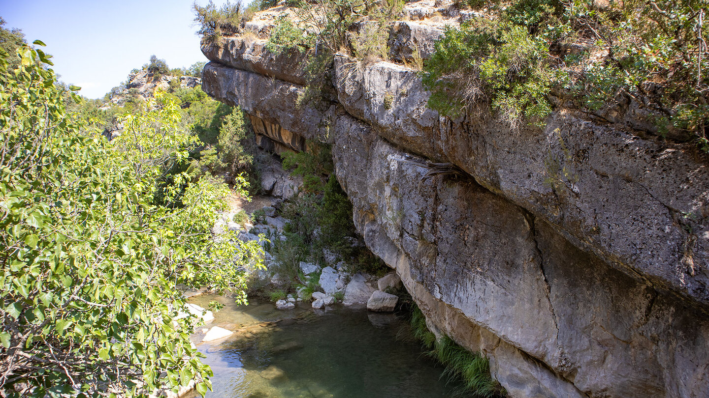 geschichtetes Gestein am Río Borosa