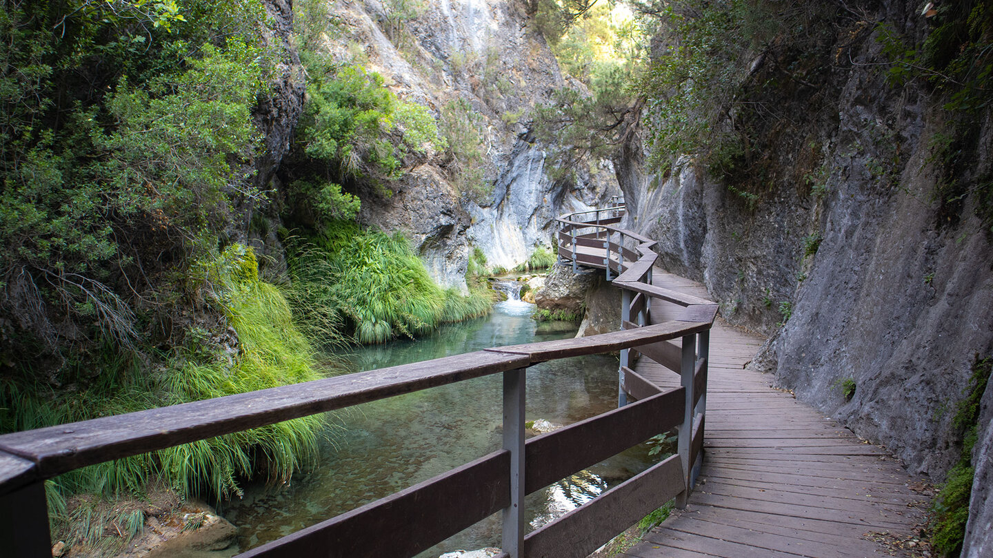 Holzsteg in der Cerrada de Elías am Río Borosa